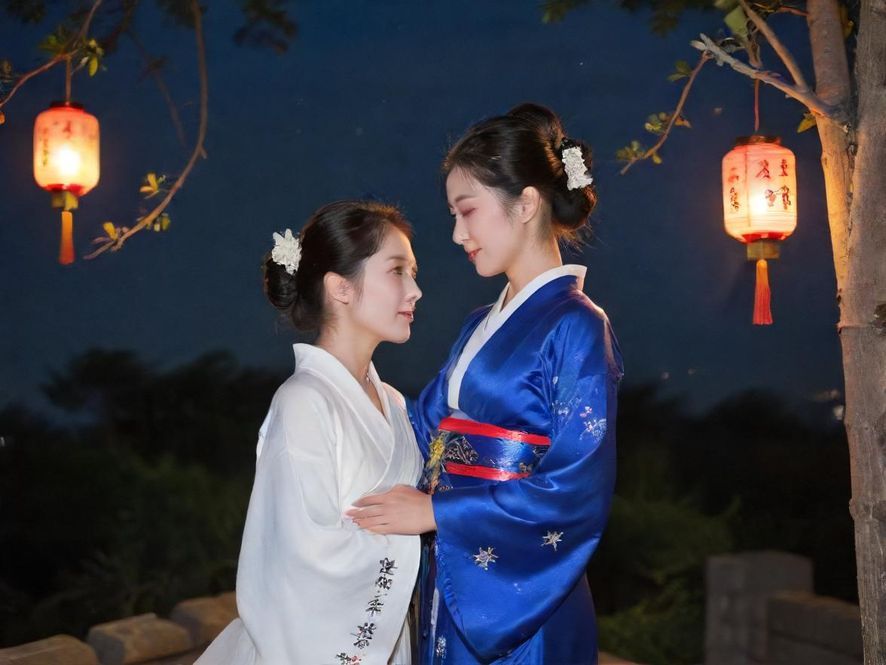 深圳高端会所大堂，现代奢华风格的夜场灯光场景