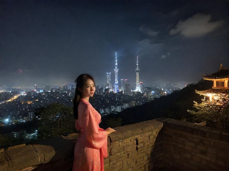 夜晚俯瞰深圳，城市灯光璀璨，高楼林立