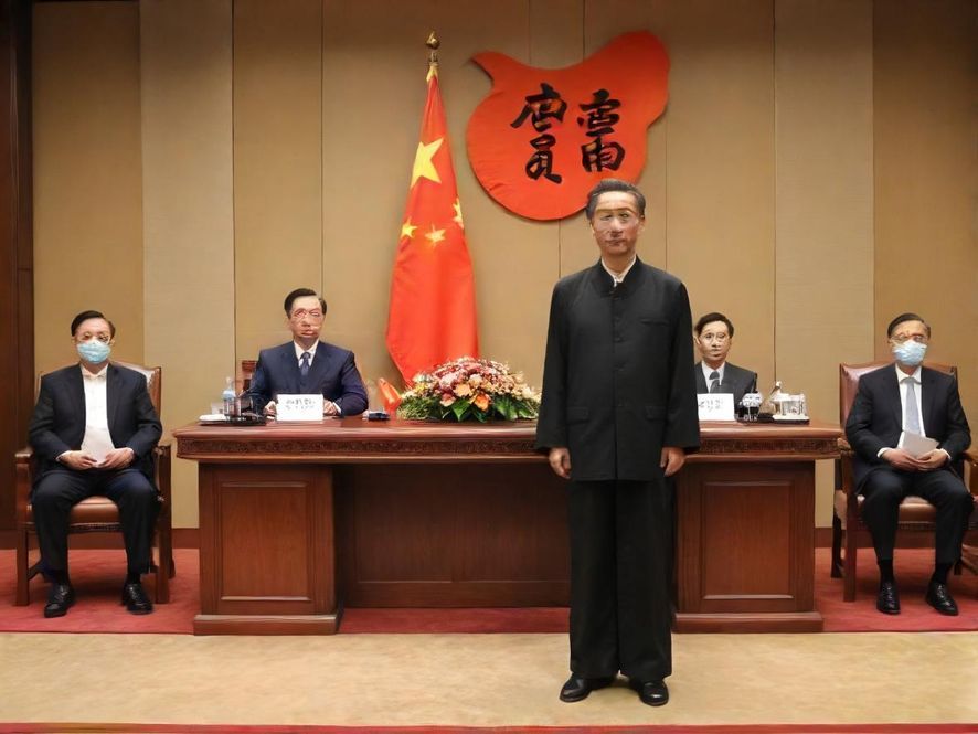 一群时尚的年轻人在一个现代感十足的会所内轻松交流，背景是充满艺术气息的装饰，他们面带微笑，气氛活跃，展现了社交与分享的乐趣。