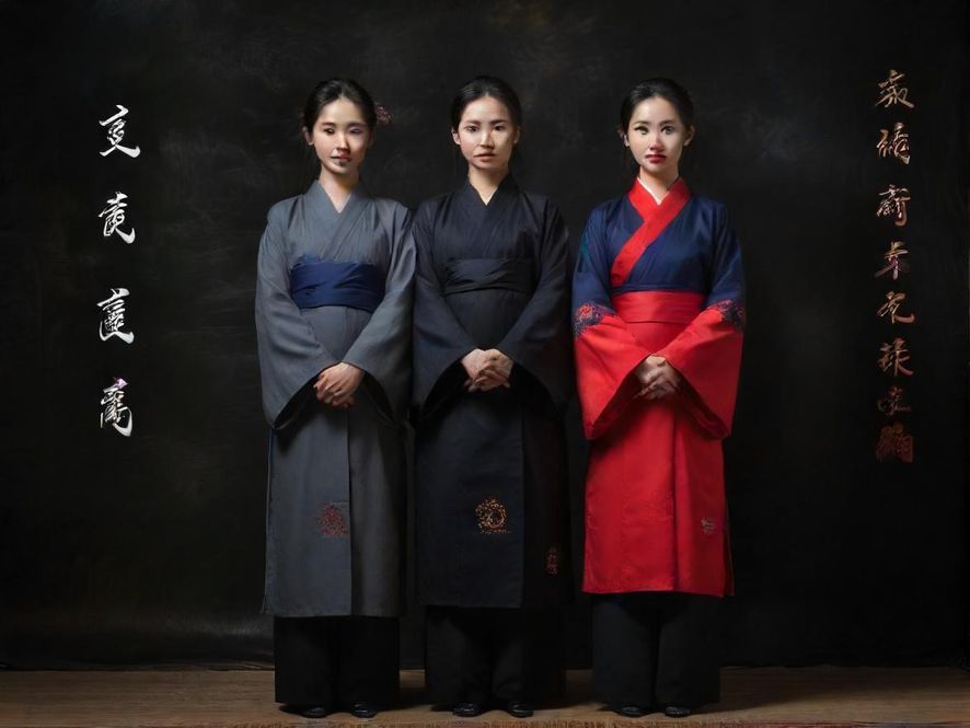 一群人在温暖舒适的咖啡馆里轻松交流,他们面带微笑,桌上摆放着咖啡和点心,氛围温馨而治愈。