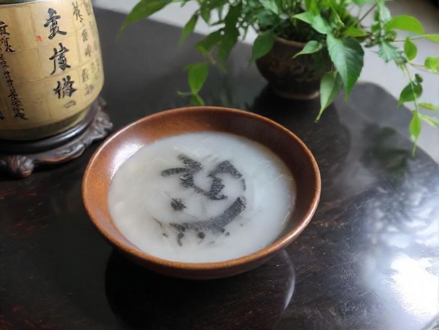 珠海茶艺空间一角，柔和的灯光下，茶具精致摆放，营造出温馨雅致的氛围。