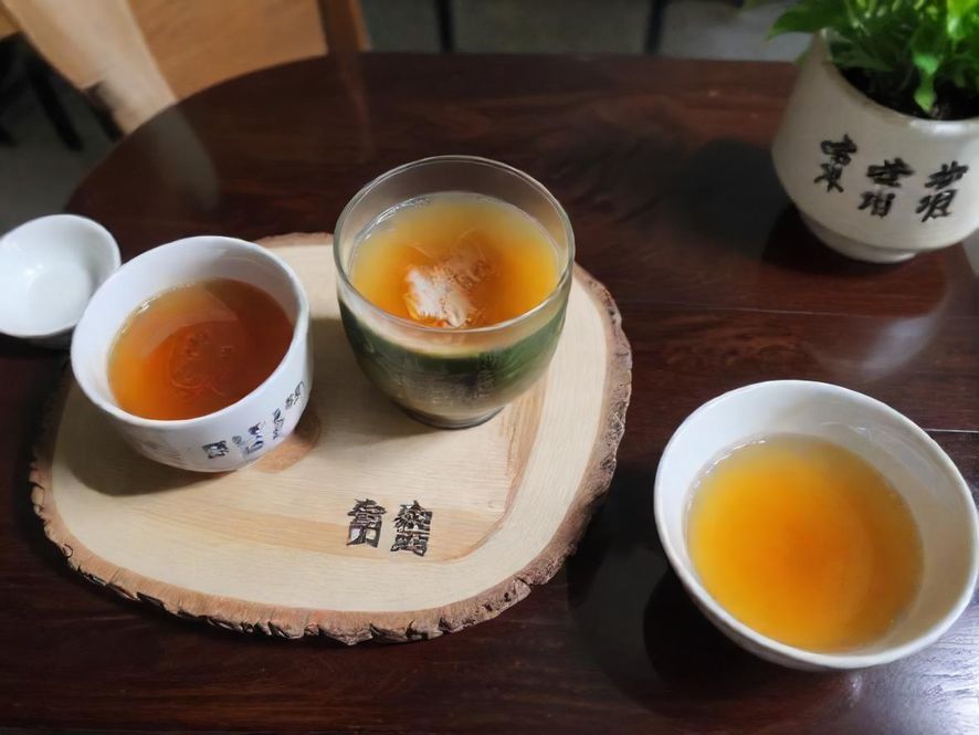 在一家氛围感十足的时尚餐酒馆里,三五好友围坐一桌,举杯庆祝,暖色调的灯光下,他们的笑容和酒杯碰撞的声音,充满了温馨与欢乐。