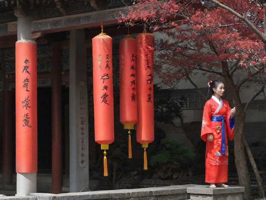 豪华桑拿房，宽敞的视角展示其现代设计和柔和灯光，营造放松氛围