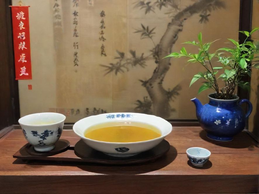 广州阡陌qm内部一角,柔和的灯光洒在雅致的茶室空间,现代中式风格的装饰搭配绿植,营造出宁静舒适的氛围,几位客人正轻声交谈或品茗,享受着这份难得的惬意。